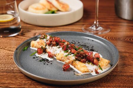 Омлет, страчателла, томаты, песто