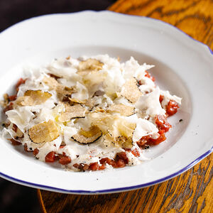 Тартар из говядины со сливочным соусом