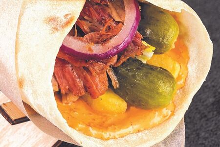 Гирос с рваной свининой