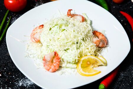 Салат Цезарь с креветками