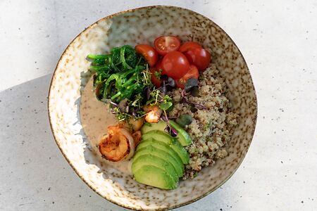 Боул с киноа и креветками