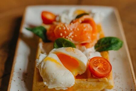 Бельгийская вафля с рыбой и яйцом пашот