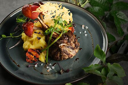 Каре ягненка на картофельном креме