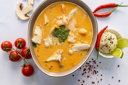 Том ям с курицей и креветкой