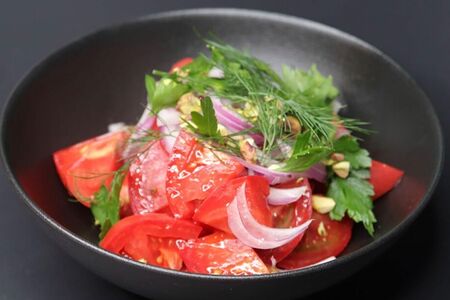 Салат из розовых томатов