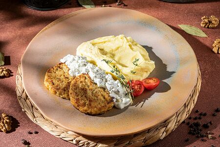 Рыбные котлеты с картофельным пюре и соусом тартар