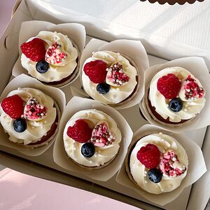Набор из 6 капкейков с сердечком, малиной и голубикой