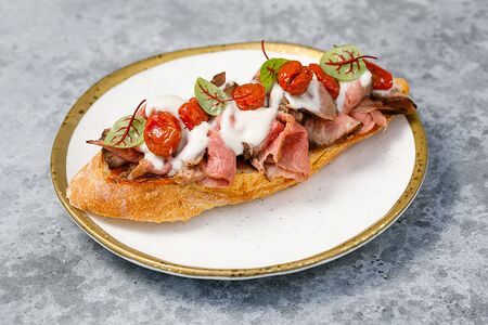 Тапас с ростбифом и вялеными томатами