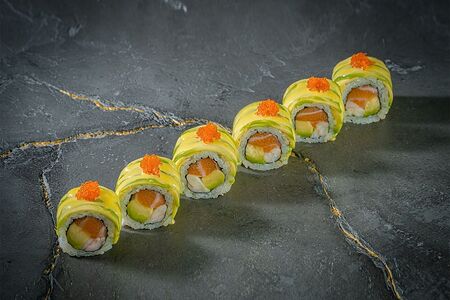Ролл лосось и креветка с авокадо