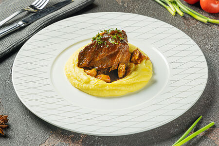 Щёчки телячьи с картофельным пюре