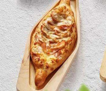 Хачапури с копченым свиным окороком и сулугуни