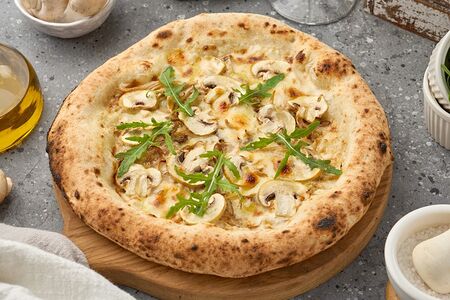 Пицца с белыми грибами