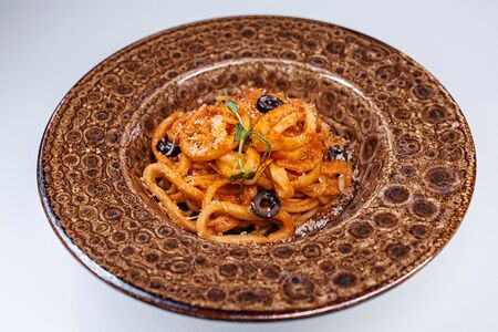 Паста с кальмаром в томатном соусе