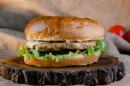 Бургер с куриной котлетой