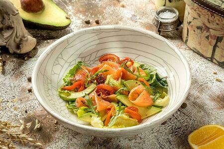 Микс листьев салатов со слабосоленым лососем, авокадо и печеным перцем