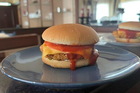 Бургер с куриной котлетой