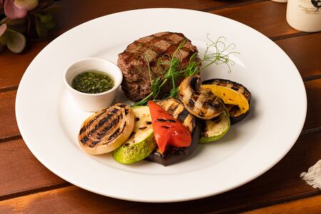 Филе-миньон с овощами гриль