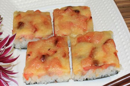 Суши-пицца с копченным лососем