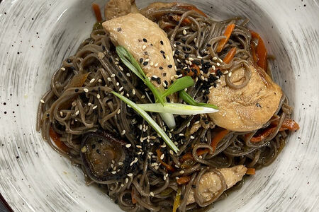 Соба с курицей в соусе терияки