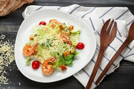 Салат Цезарь с креветками