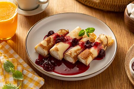 Блинчики крем-чиз с вишневым вареньем