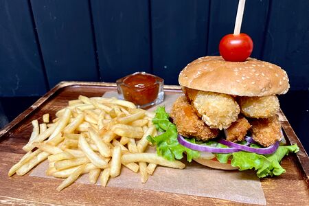 Комбо бургер Стрипс кранч, фри и белый соус