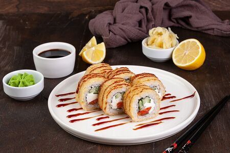 Жареный ролл с лососем