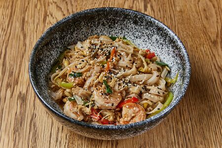 Пад Тай с тигровыми креветками и рисовой лапшой