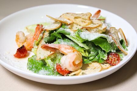 Салат Цезарь с креветками