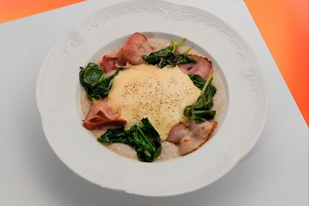 Овсянка с беконом и яйцом пашот