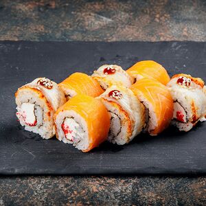 Ролл с лососем угрем и сливочным сыром