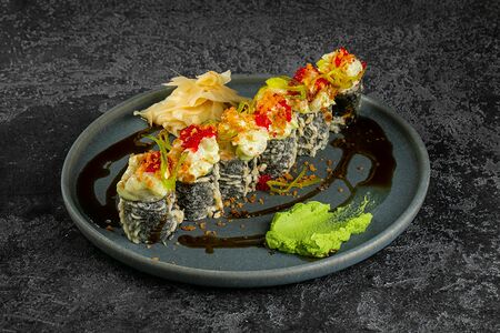 Ролл темпура с креветкой и соусом васаби