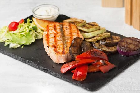 Стейк лосося с овощами гриль