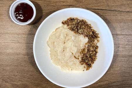 Каша рисовая на молоке с гранолой