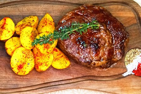 Стейк Рибай на гриле с печёным картофелем