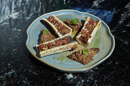 Костный мозг с говяжьим тартаром