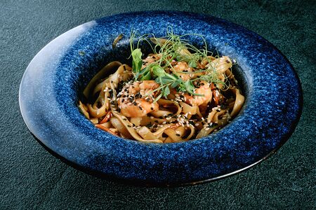 Вок с креветками и соусом терияки