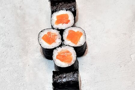Ролл с лососем