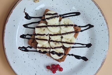 Вафля с бананом и вареной сгущенкой