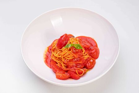 Тальолини, помидор, базилик