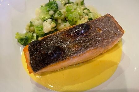 Стейк из лосося с соусом из шафрана