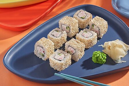 Ролл Калифорния в кунжуте