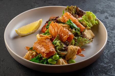 Салат с лососем и баклажанами фри