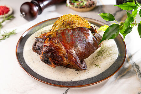 Запеченная свиная рулька со стейком из капусты