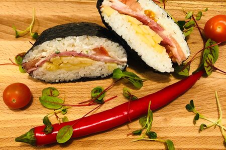 Онигирадзу с беконом и картофелем фри