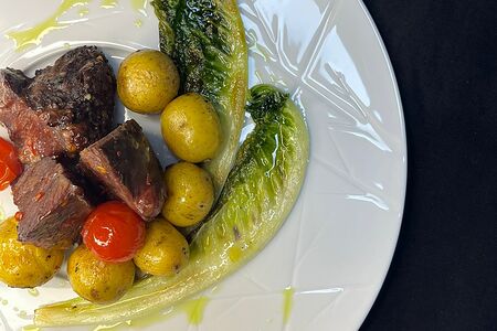 Томленые телячьи щеки с молодым картофелем