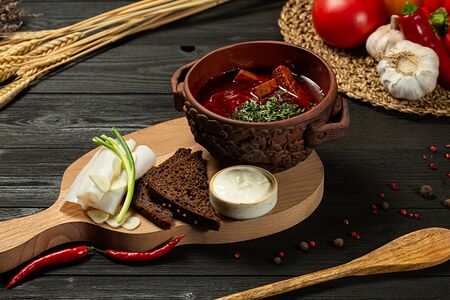 Борщ с говядиной и сметаной