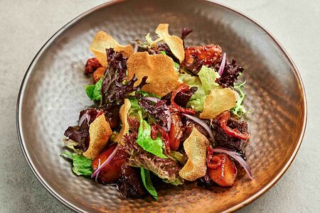 Салат с телячьими щечками, вяленым томатами и картофельными чипсами