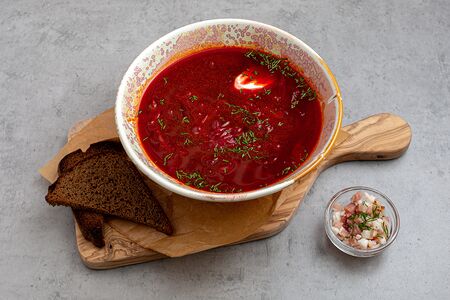 Борщ с гренками из бородинского хлеба, чесноком и смальцем