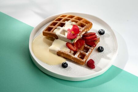 Венские вафли с заварным кремом и свежими ягодами